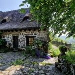 Maison en pierre avec dépendance et vue sur la vallée à St Cirgues de Jordanne