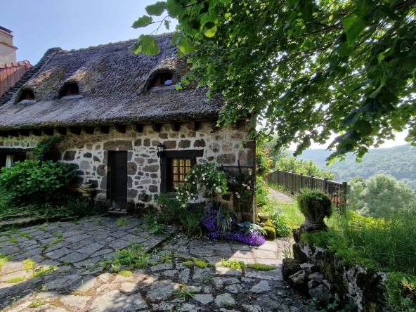 Maison en pierre avec dépendance et vue sur la vallée à St Cirgues de Jordanne