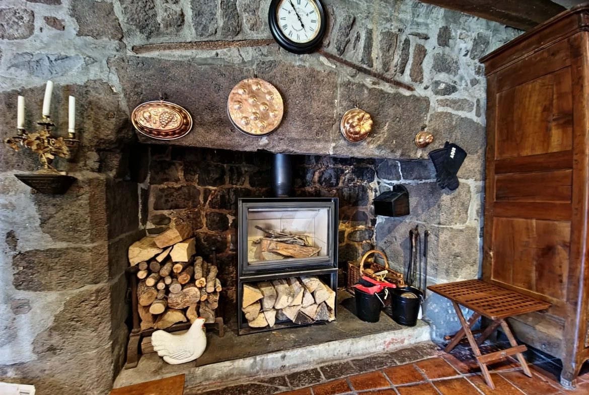 Maison en pierre avec dépendance et vue sur la vallée à St Cirgues de Jordanne 