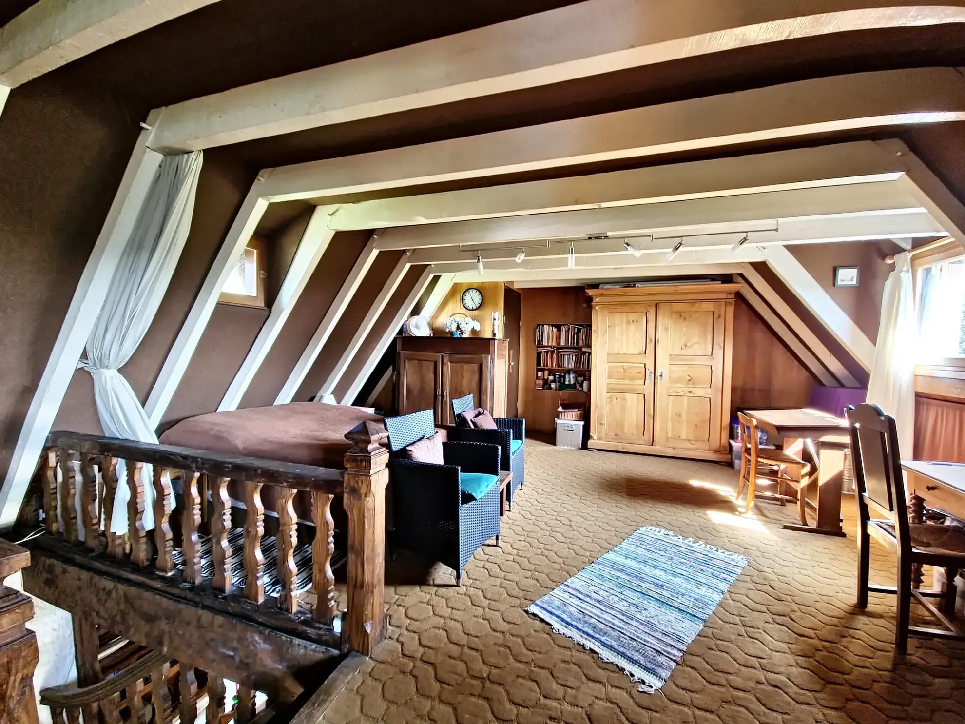 Maison en pierre avec dépendance et vue sur la vallée à St Cirgues de Jordanne 