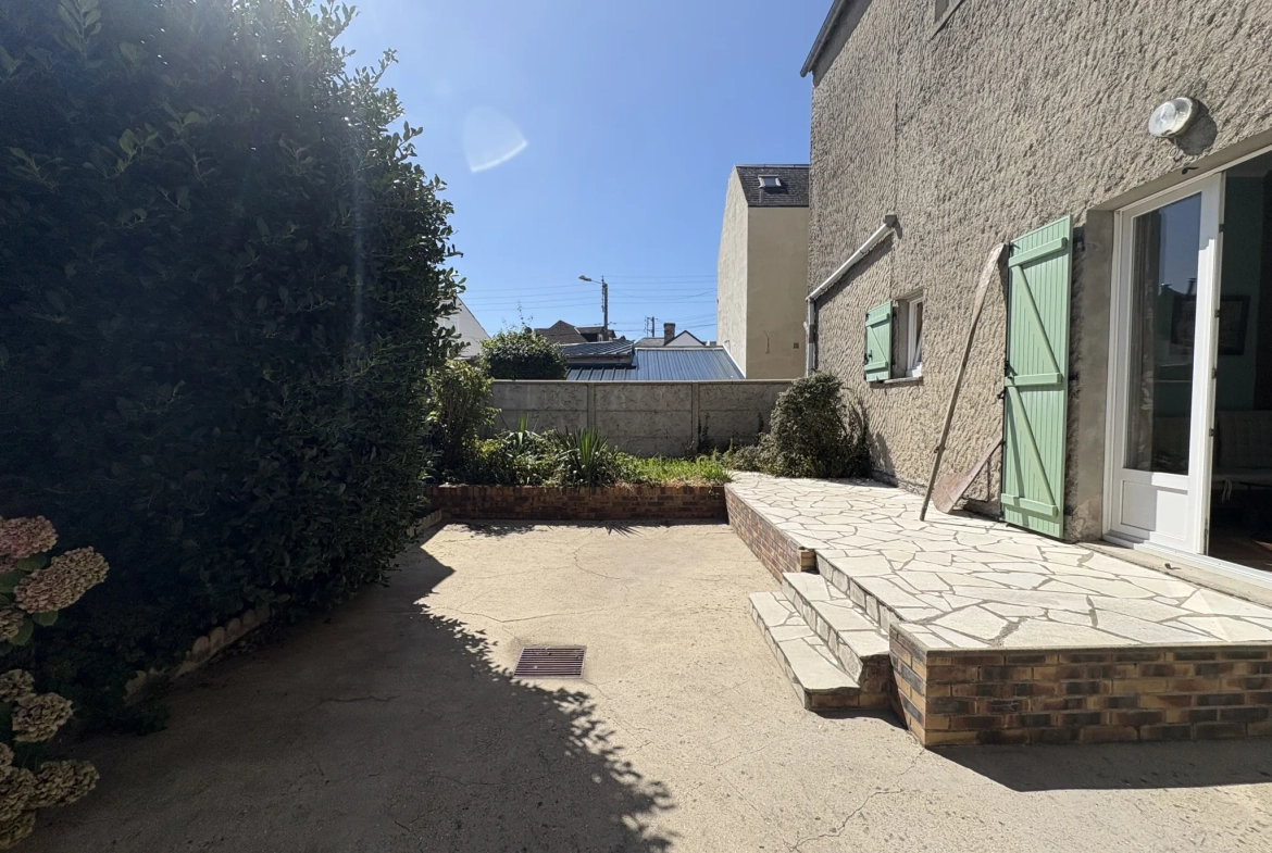 Maison lumineuse avec cour ensoleillée à Cayeux-sur-Mer - 4 chambres, garage et potentiel 