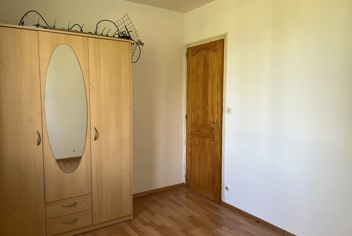 Maison de plain-pied à rénover à Saint Laurent de la Salle sur 1475 m² 