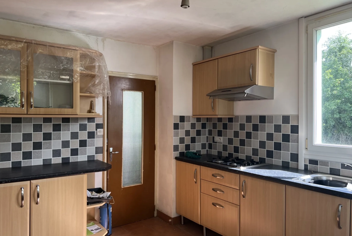 Maison de plain-pied à rénover à Saint Laurent de la Salle sur 1475 m² 