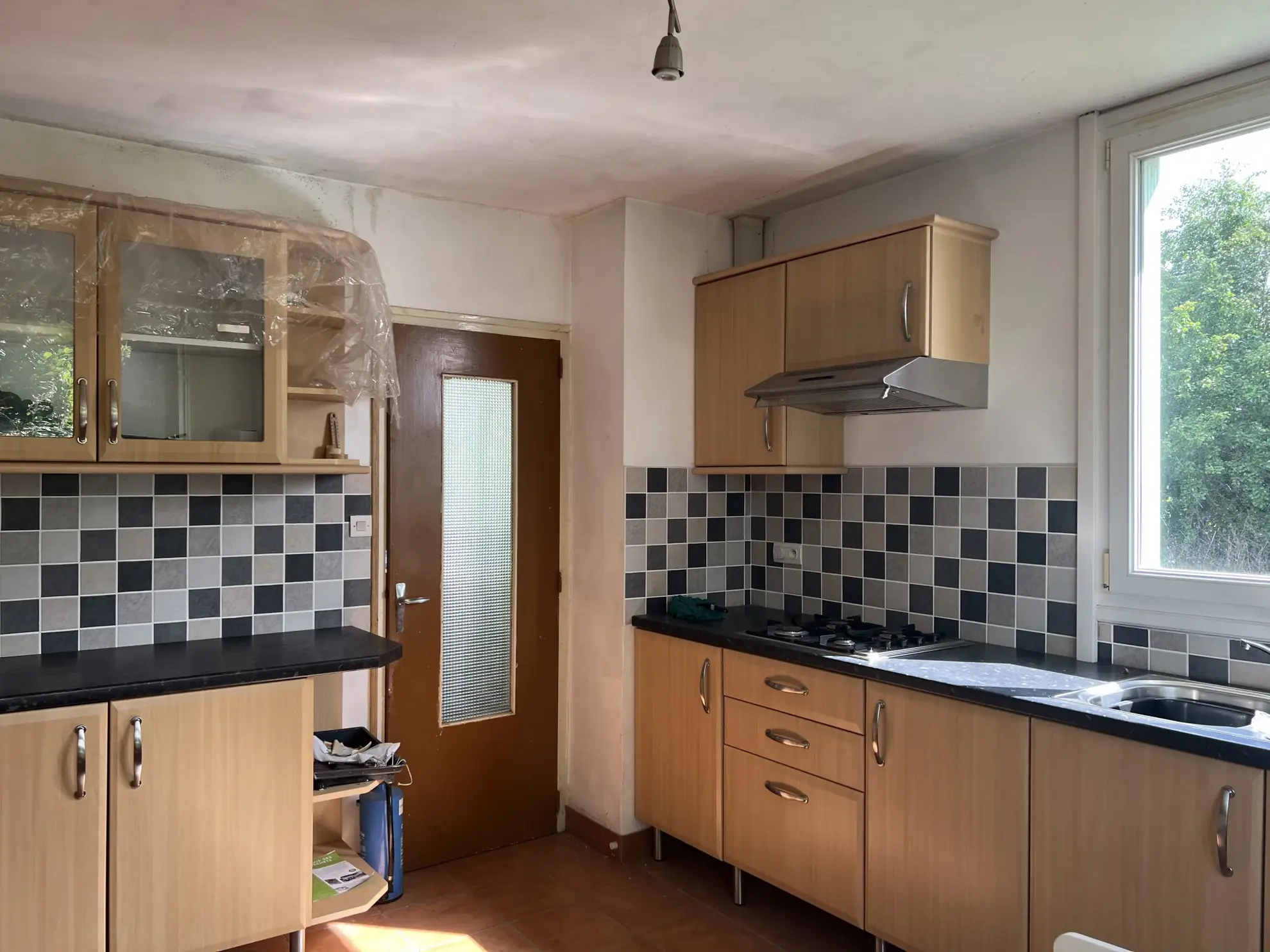 Maison de plain-pied à rénover à Saint Laurent de la Salle sur 1475 m² 
