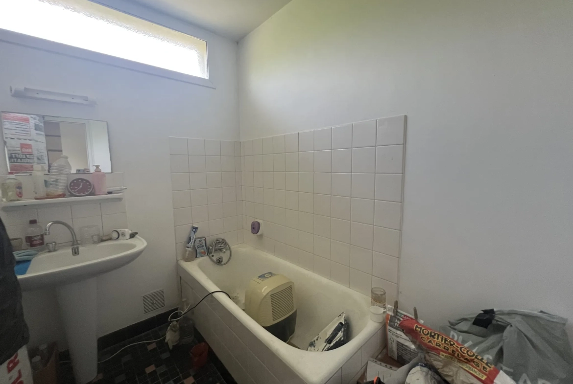 Maison de plain-pied à rénover à Saint Laurent de la Salle sur 1475 m² 