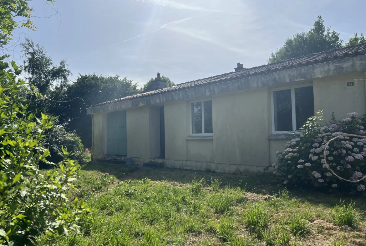 Maison de plain-pied à rénover à Saint Laurent de la Salle sur 1475 m² 