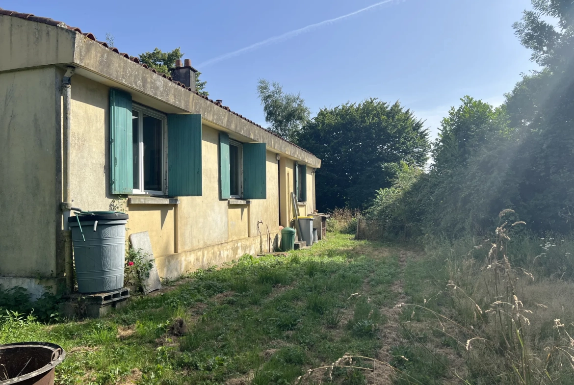 Maison de plain-pied à rénover à Saint Laurent de la Salle sur 1475 m² 