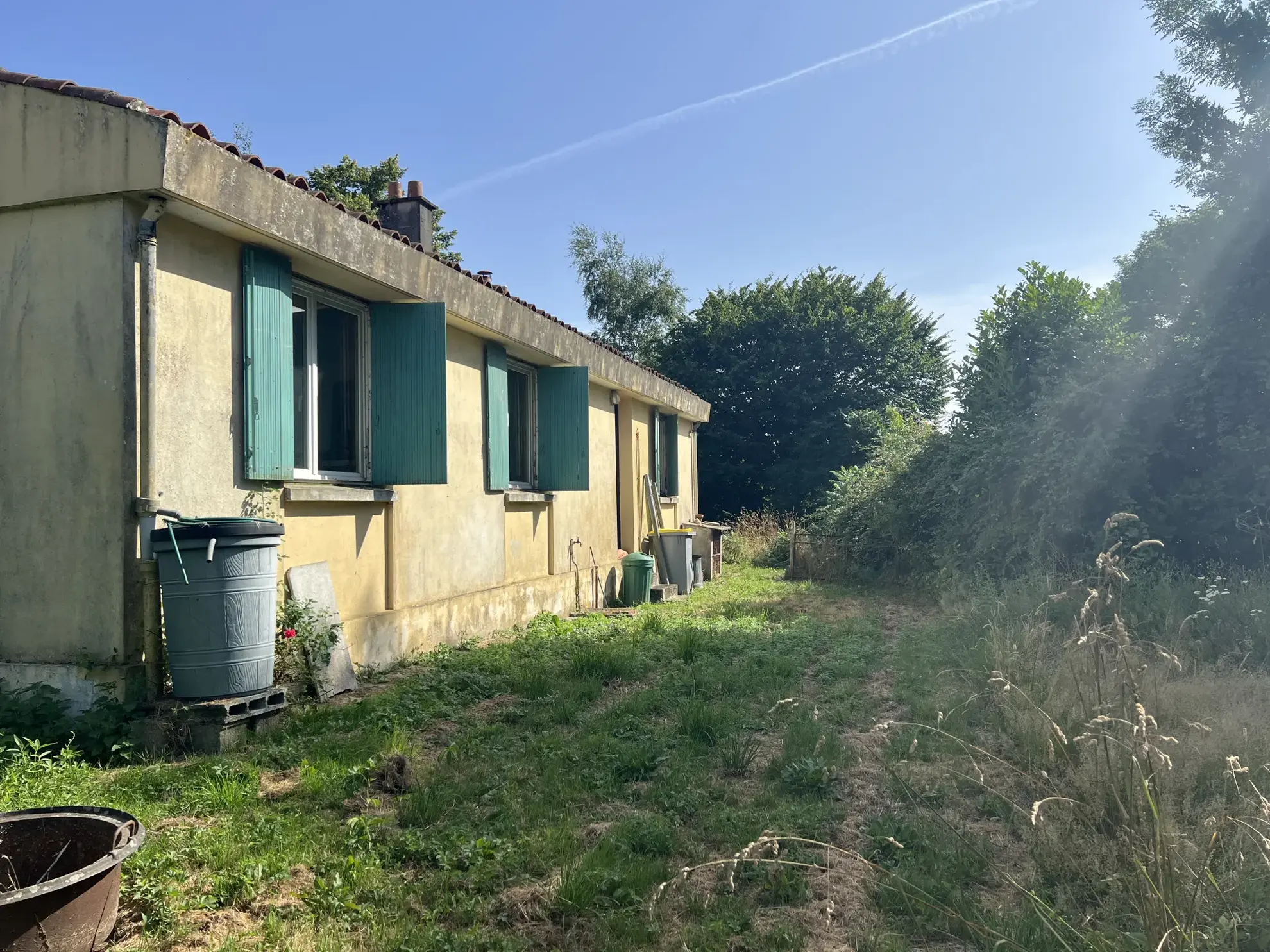 Maison de plain-pied à rénover à Saint Laurent de la Salle sur 1475 m² 