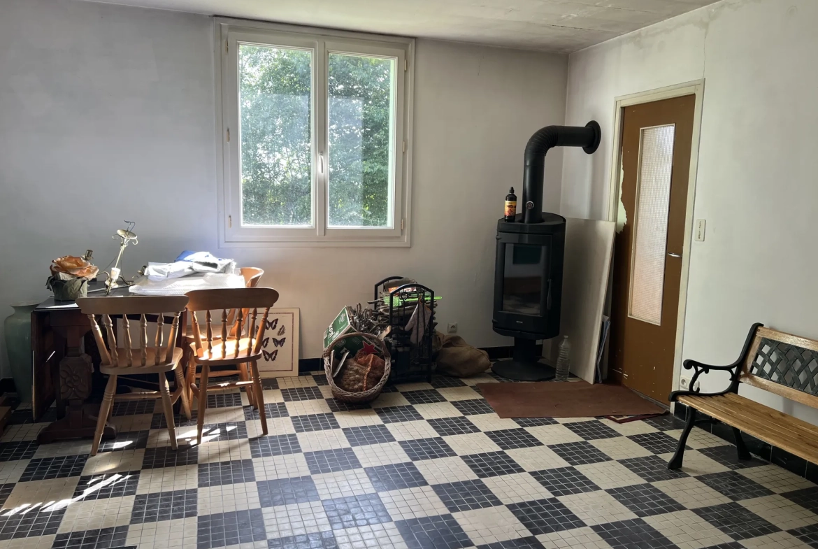 Maison de plain-pied à rénover à Saint Laurent de la Salle sur 1475 m² 