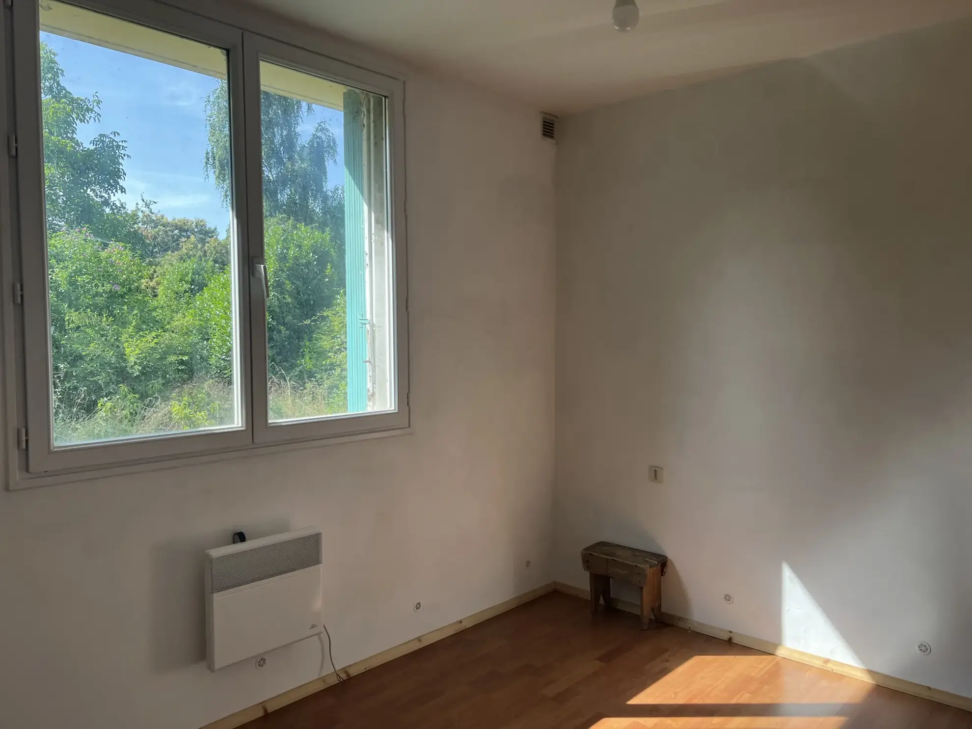 Maison de plain-pied à rénover à Saint Laurent de la Salle sur 1475 m² 