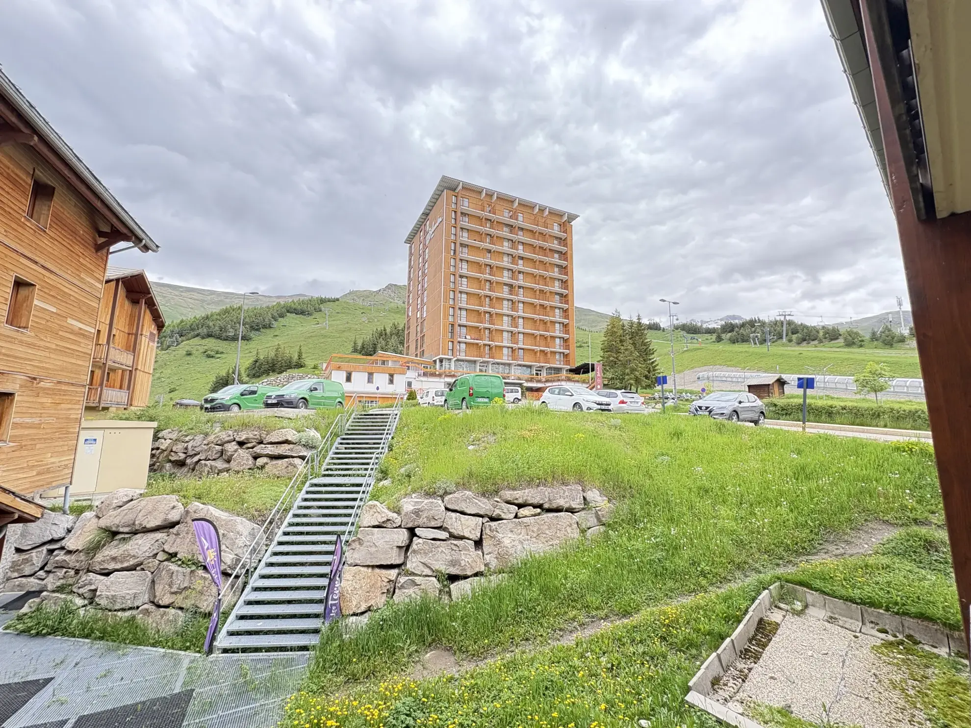 Appartement T2 à vendre à Orcières Merlette avec balcon, piscine et parking, idéal investissement ou résidence secondaire 