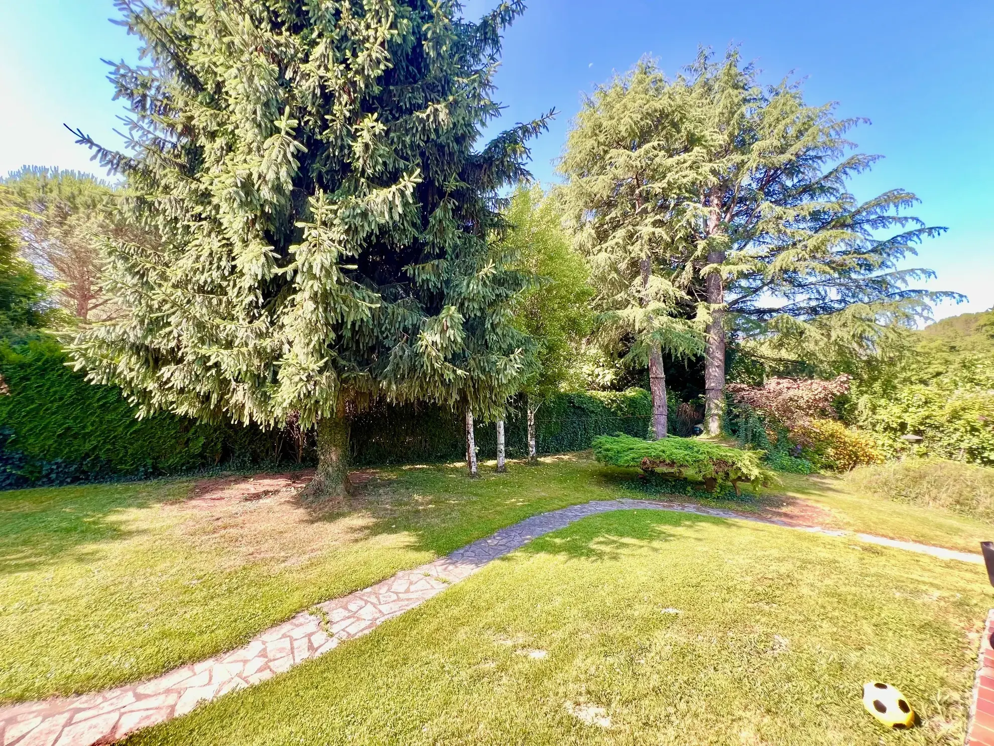 Magnifique maison de plain-pied à Tarbes avec grand jardin et équipements modernes 