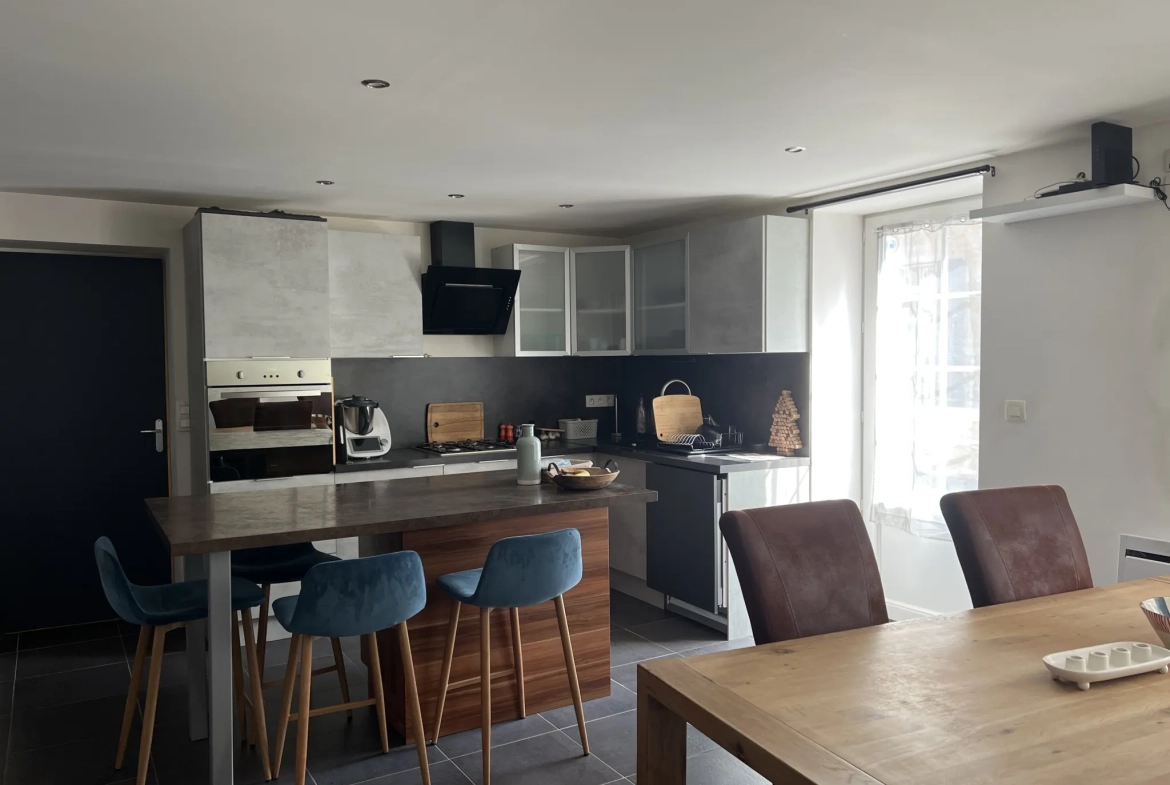 Charmante maison de ville rénovée à Saint-Jean-d’Hermine avec grande terrasse et potentiel d’extension 