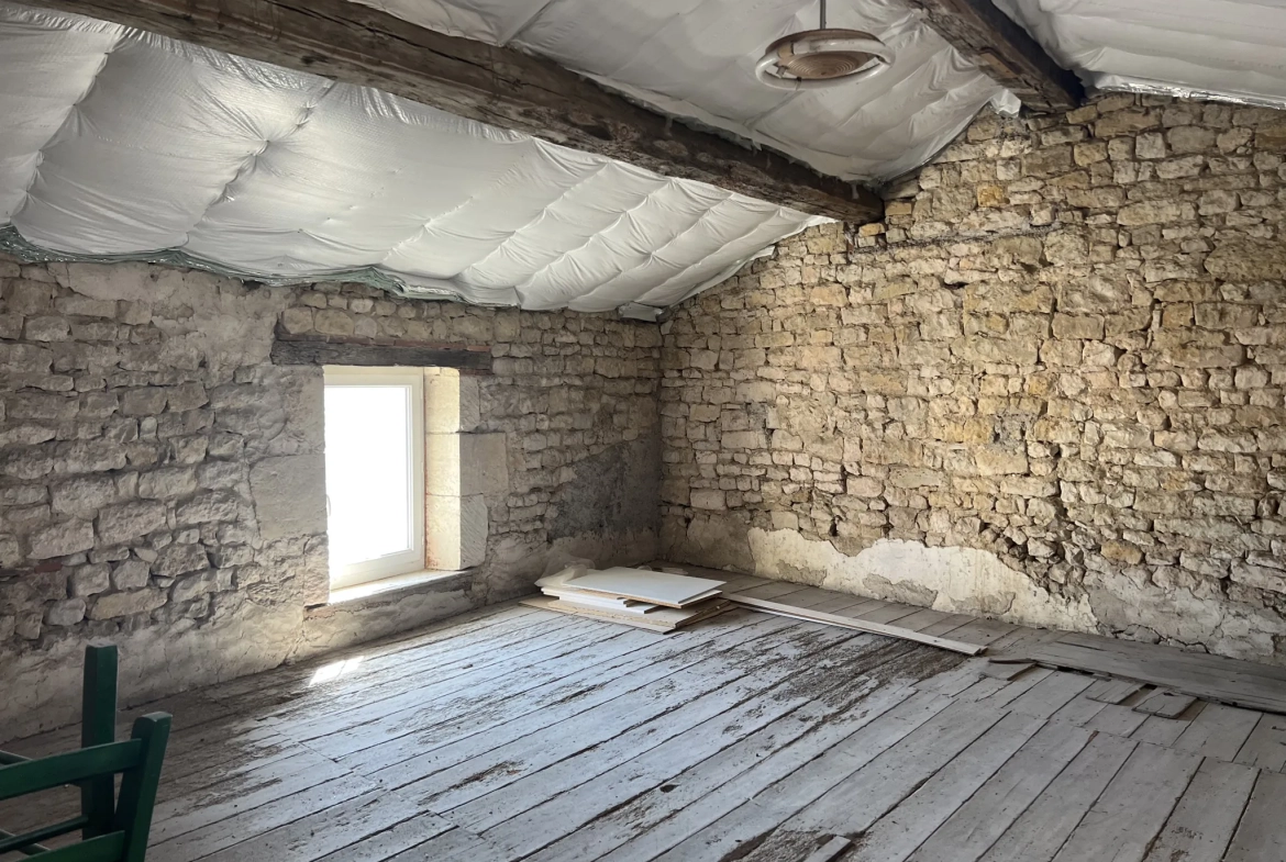 Charmante maison de ville rénovée à Saint-Jean-d’Hermine avec grande terrasse et potentiel d’extension 