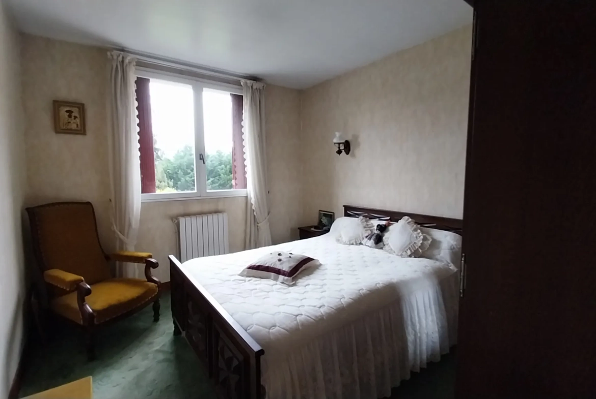 Maison ancienne à vendre à Marsac sur l'Isle avec jardin et garage 