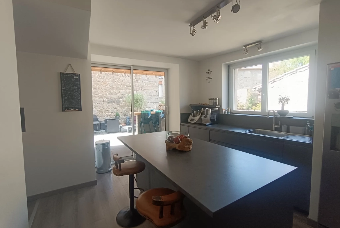 Maison de village avec grande terrasse à Saint Didier en Velay, 177 m² 