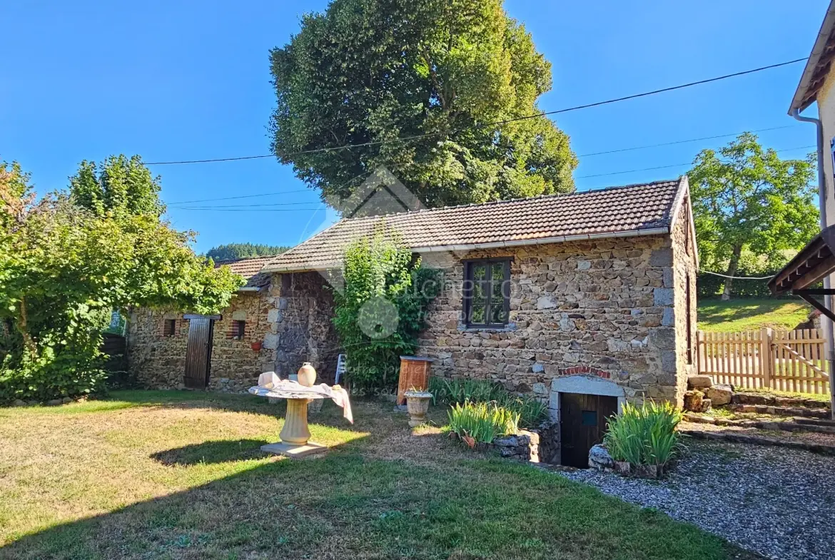 Maison en pierre à Saint-Clément - Charme et authenticité dans la Montagne Bourbonnaise 