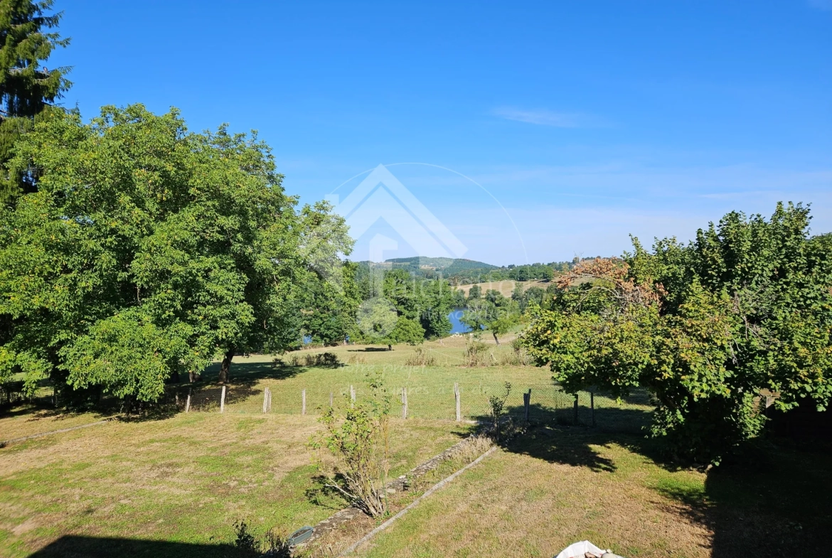 Maison en pierre à Saint-Clément - Charme et authenticité dans la Montagne Bourbonnaise 