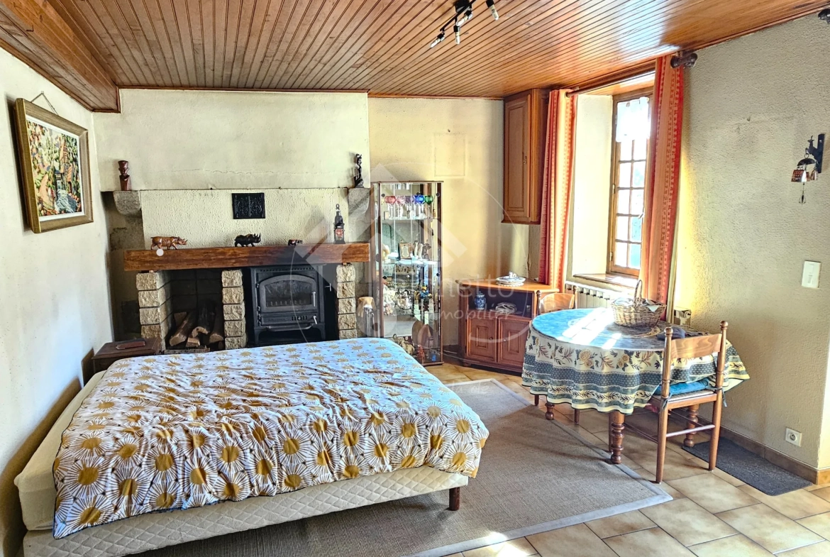Maison en pierre à Saint-Clément - Charme et authenticité dans la Montagne Bourbonnaise 