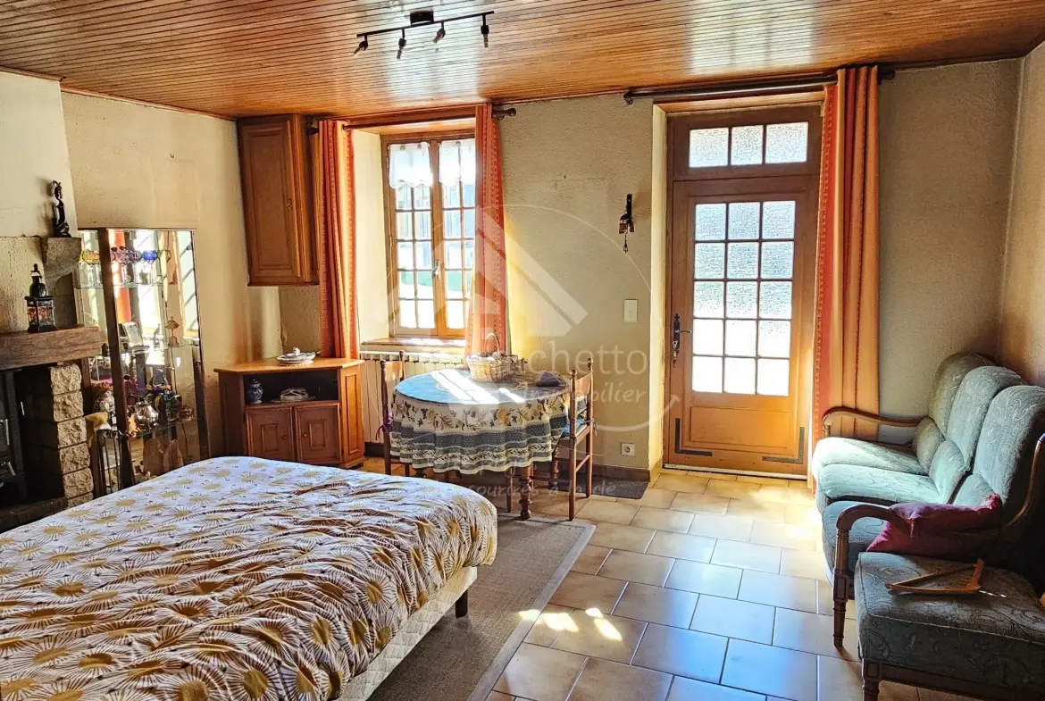 Maison en pierre à Saint-Clément - Charme et authenticité dans la Montagne Bourbonnaise 