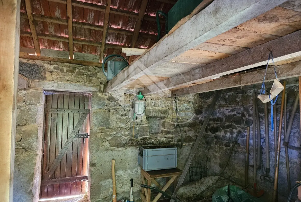 Maison en pierre à Saint-Clément - Charme et authenticité dans la Montagne Bourbonnaise 