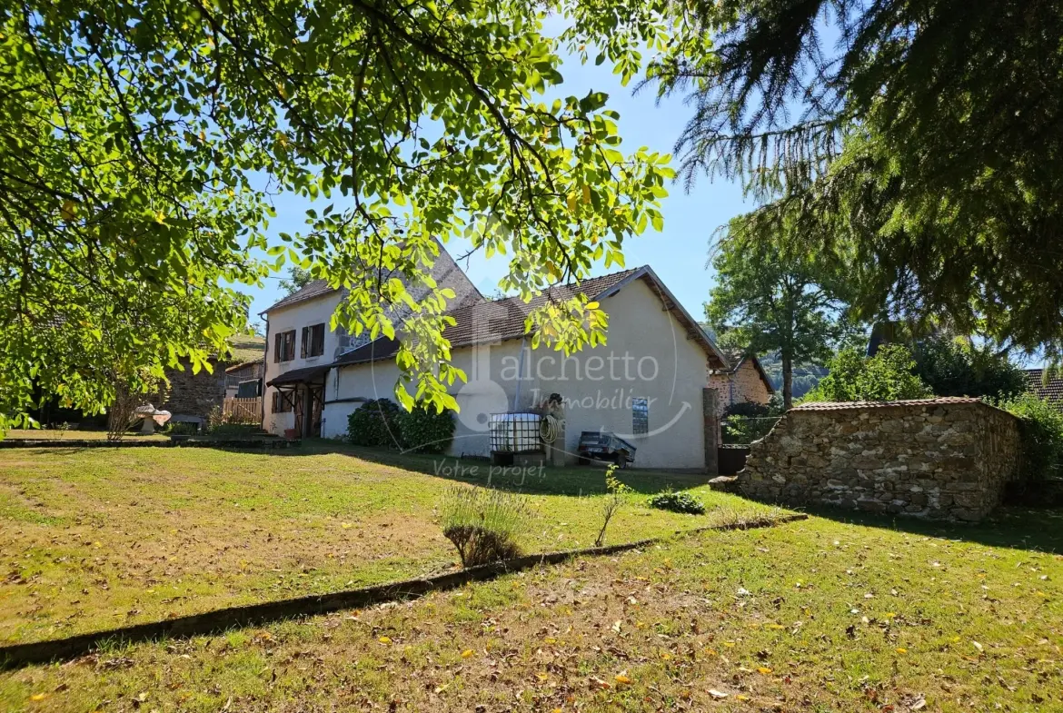 Maison en pierre à Saint-Clément - Charme et authenticité dans la Montagne Bourbonnaise 