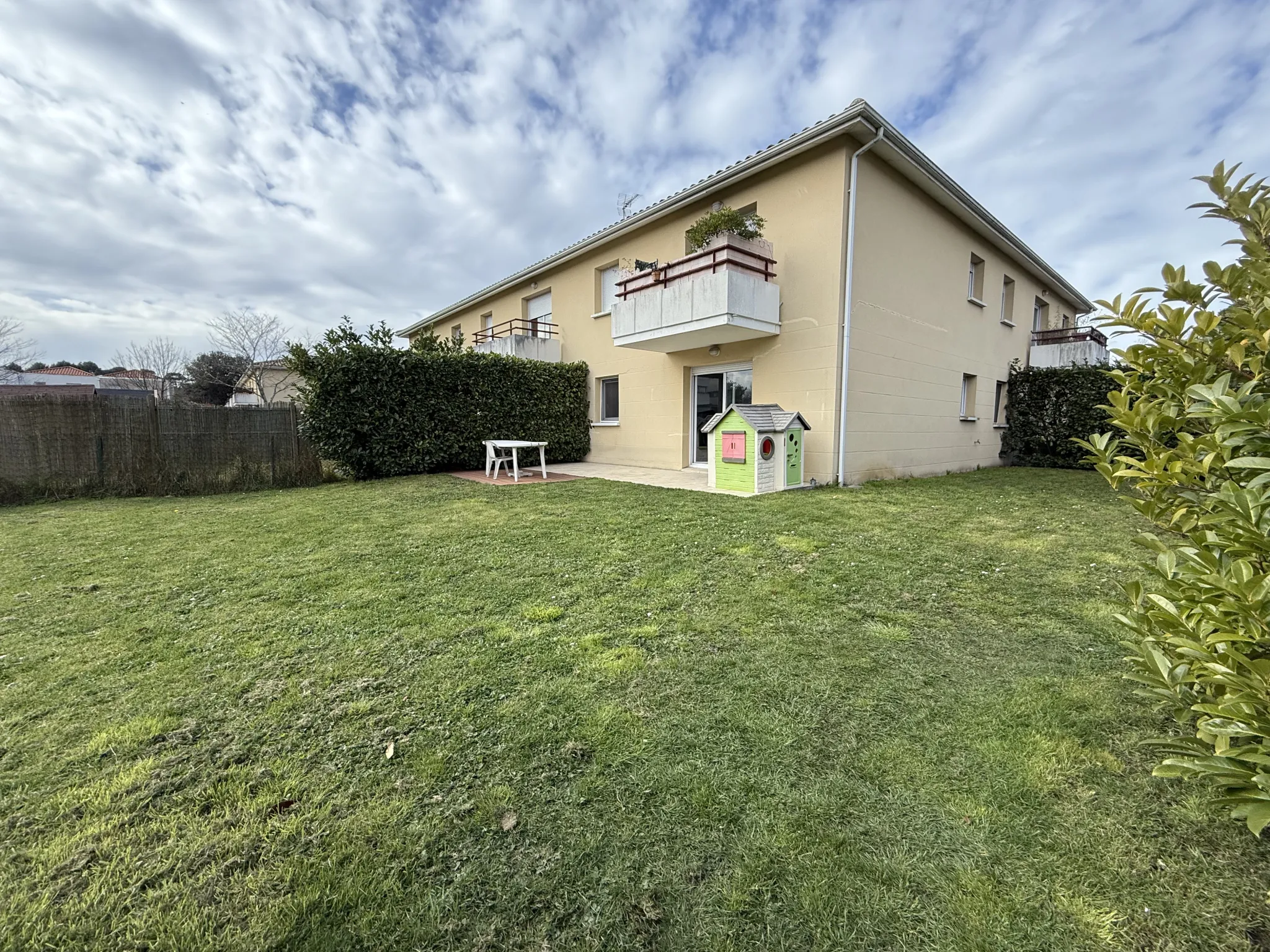 Appartement T3 avec jardin privé et 2 parkings à Mérignac 