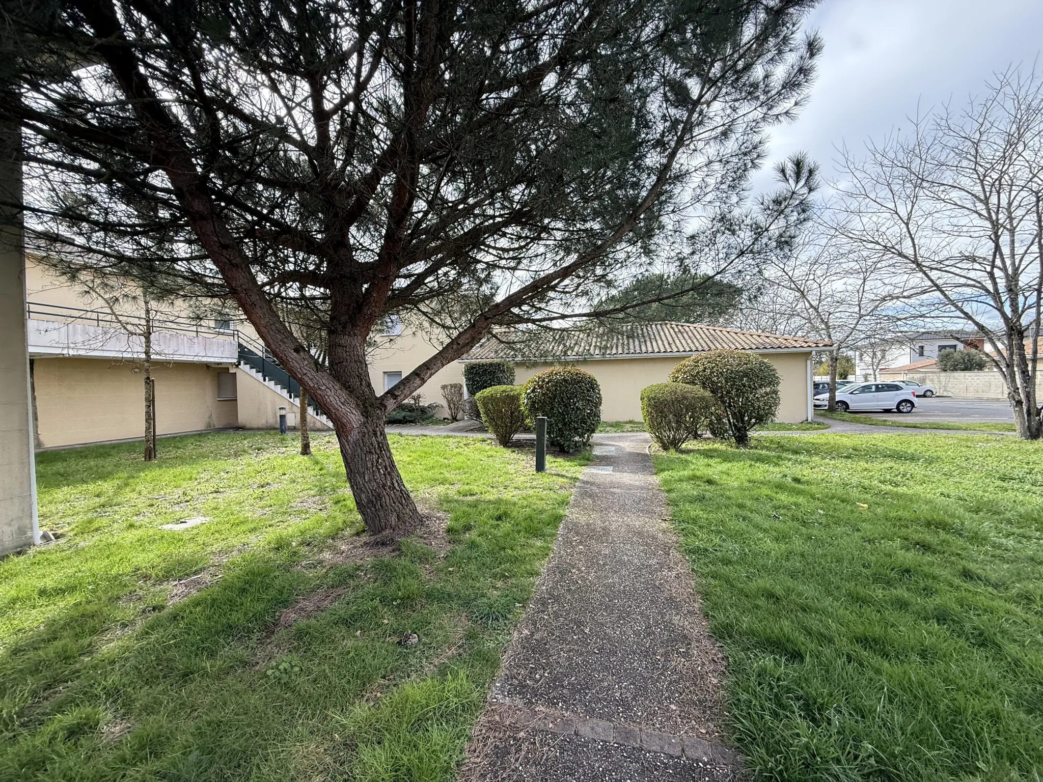 Appartement T3 avec jardin privé et 2 parkings à Mérignac 