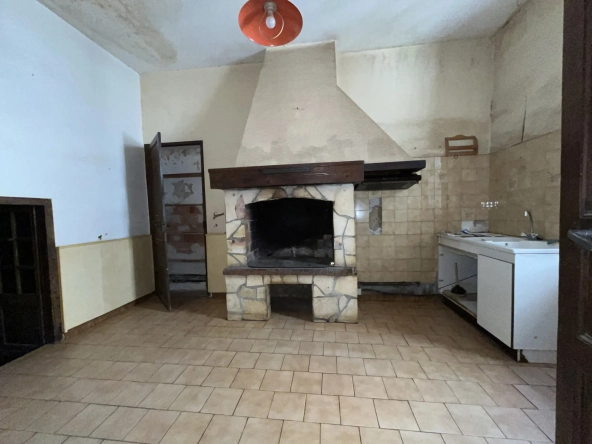 Maison de ville à rénover au centre de Lezignan-Corbieres, 2 chambres, potentiel d'investissement