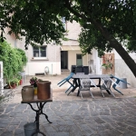 Maison de village rénovée avec jardin, dépendances et grange à Lubersac