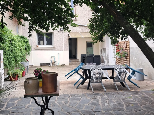 Maison de village rénovée avec jardin, dépendances et grange à Lubersac