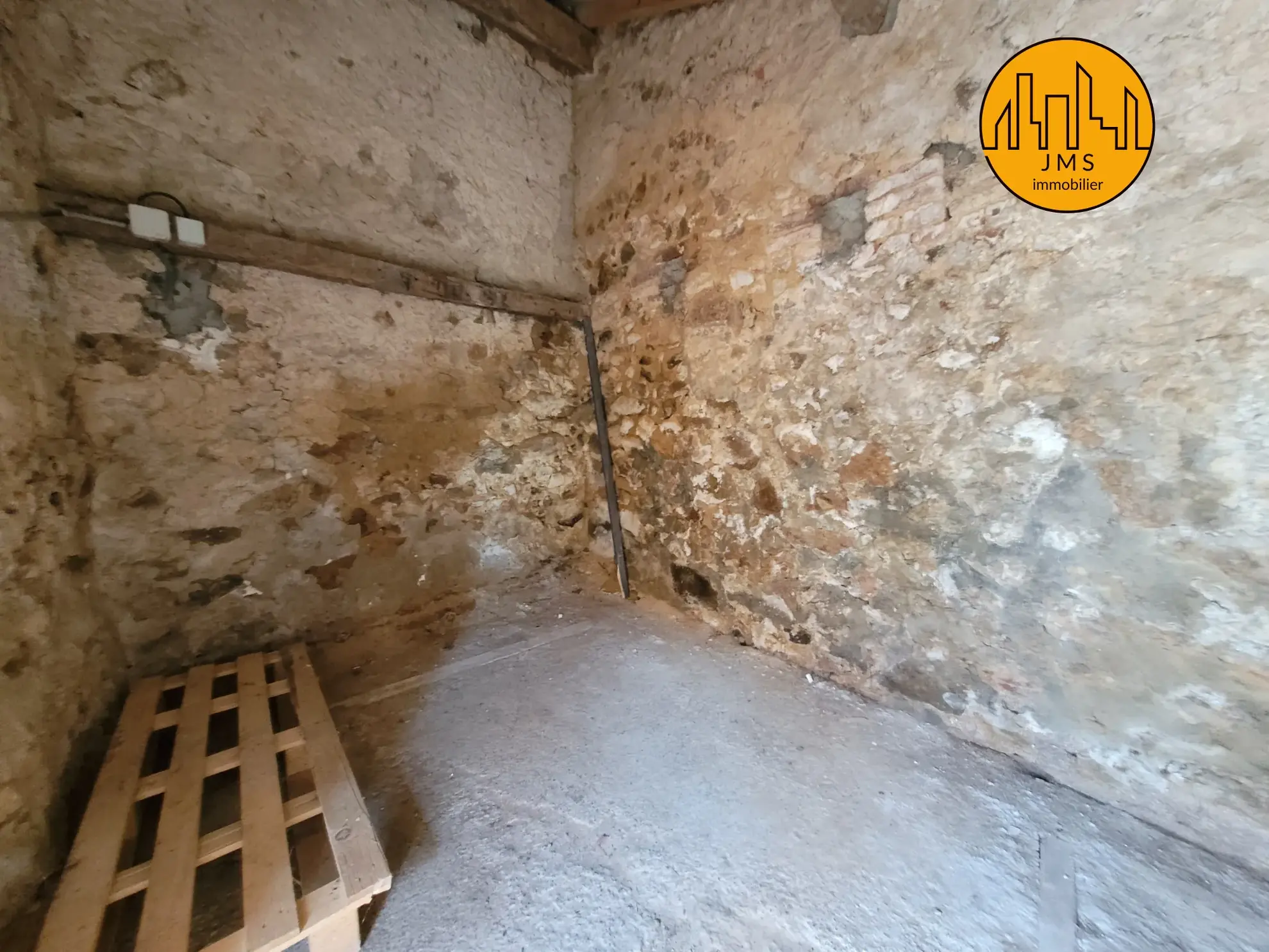 Charmante petite maison à vendre à Le Montet, 2 chambres, investissement ou première acquisition 