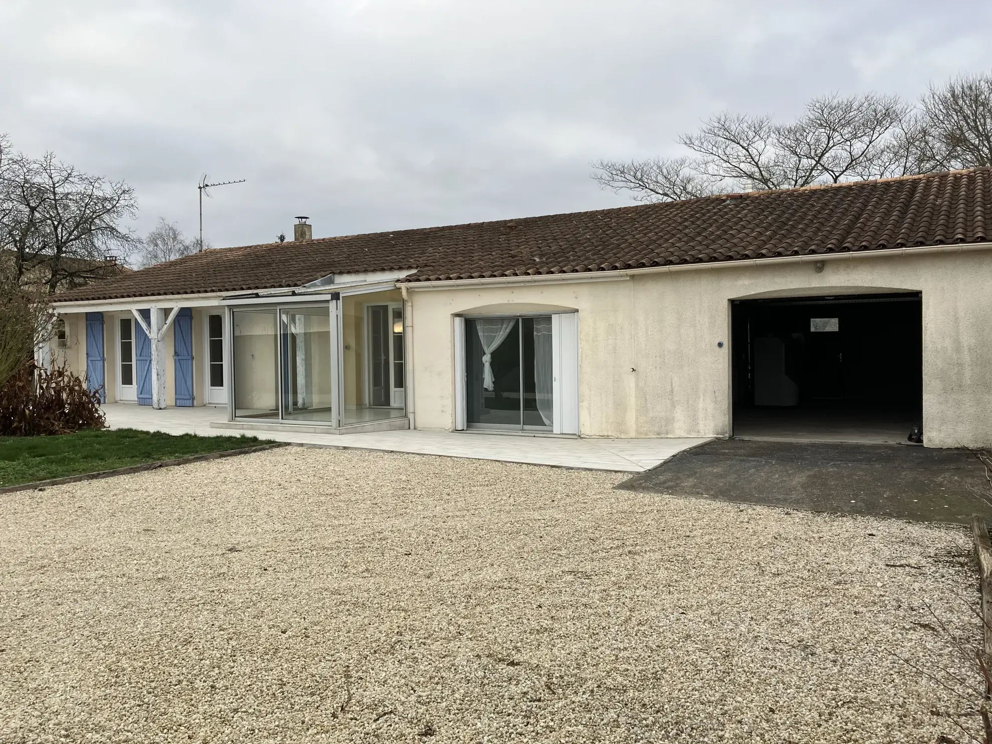 Maison plain-pied à La Rochénard avec grand terrain, garage et cave près de Niort et La Rochelle 