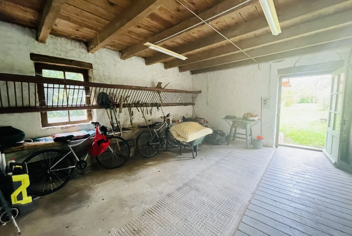 Magnifique maison de ville avec grand terrain à Bletterans, idéale pour famille ou projet d'aménagement 