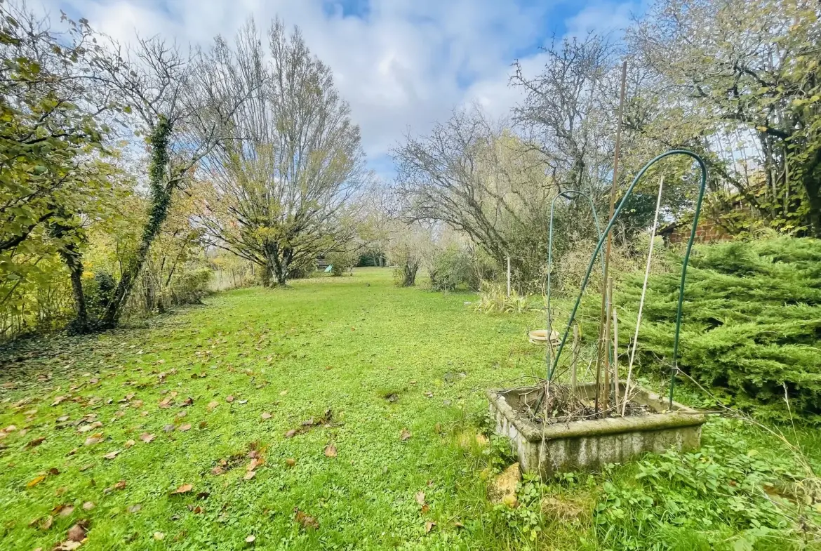 Magnifique maison de ville avec grand terrain à Bletterans, idéale pour famille ou projet d'aménagement 
