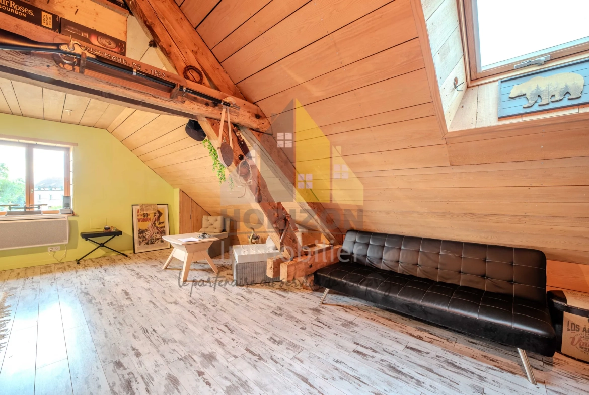 Magnifique maison de ville avec grand terrain à Bletterans, idéale pour famille ou projet d'aménagement 