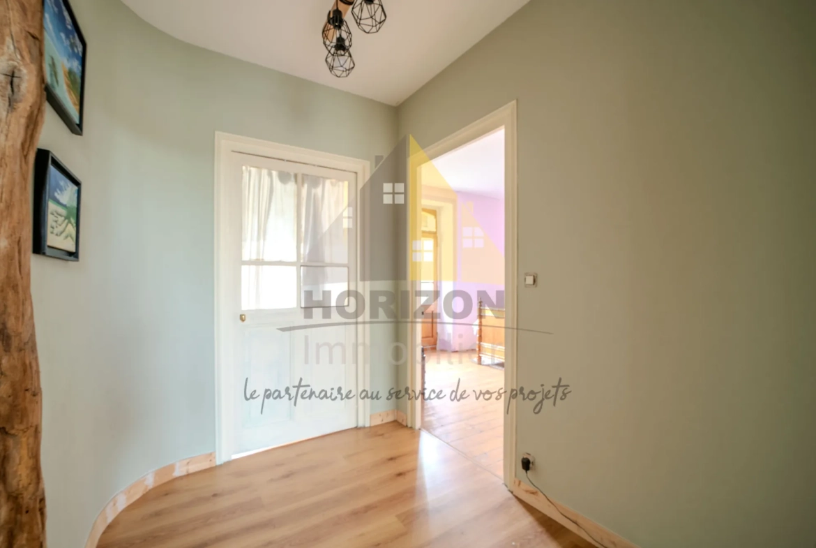 Magnifique maison de ville avec grand terrain à Bletterans, idéale pour famille ou projet d'aménagement 