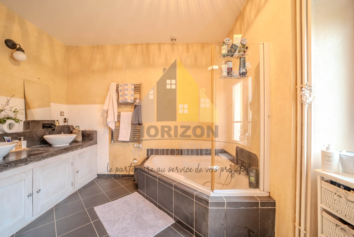 Magnifique maison de ville avec grand terrain à Bletterans, idéale pour famille ou projet d'aménagement 