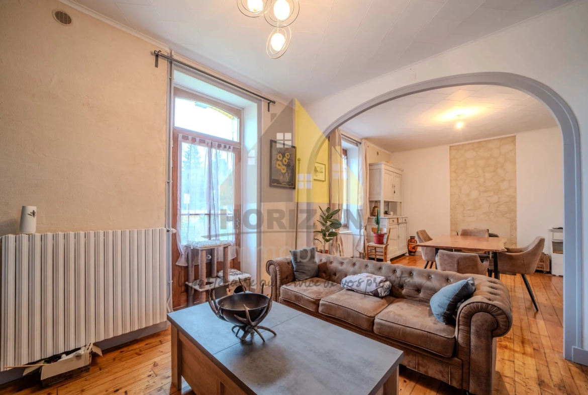 Magnifique maison de ville avec grand terrain à Bletterans, idéale pour famille ou projet d'aménagement 