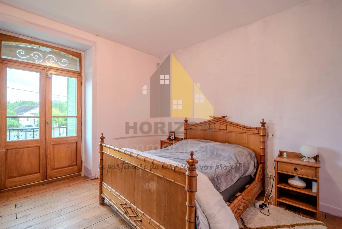 Magnifique maison de ville avec grand terrain à Bletterans, idéale pour famille ou projet d'aménagement 