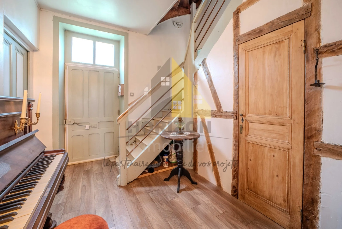 Magnifique maison de ville avec grand terrain à Bletterans, idéale pour famille ou projet d'aménagement 