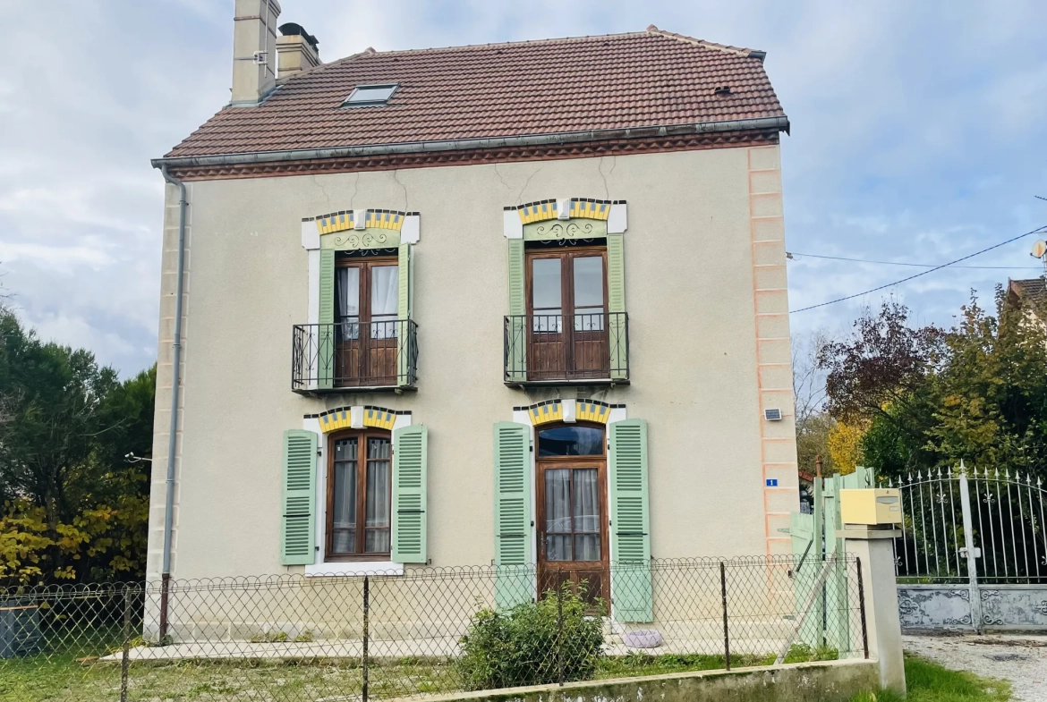 Magnifique maison de ville avec grand terrain à Bletterans, idéale pour famille ou projet d'aménagement 