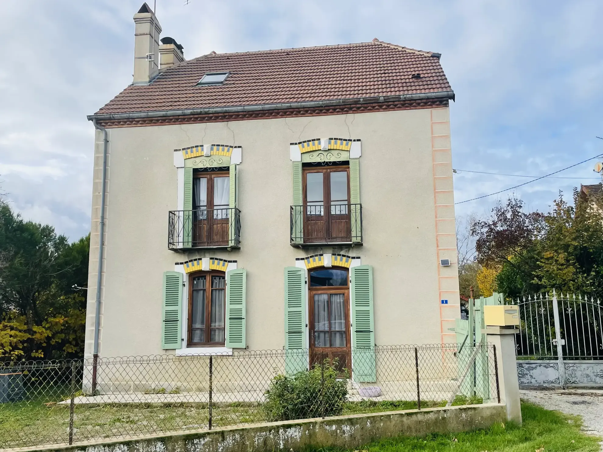 Magnifique maison de ville avec grand terrain à Bletterans, idéale pour famille ou projet d'aménagement 