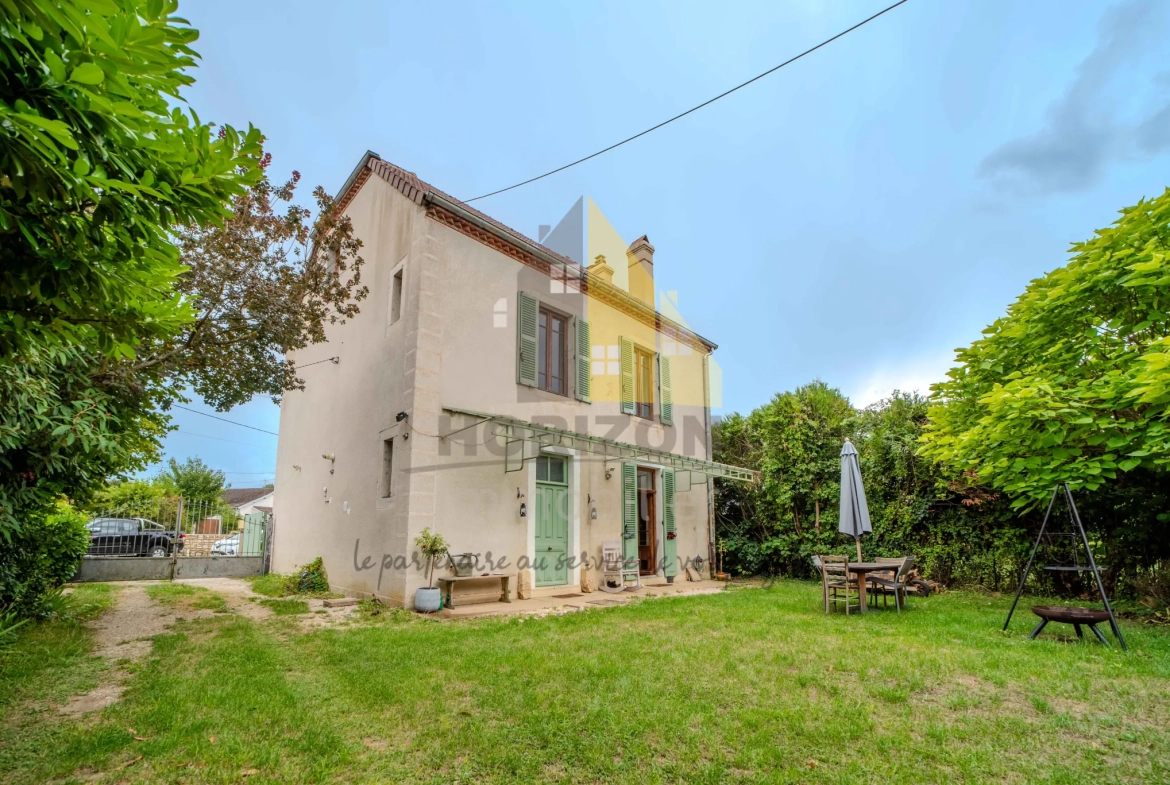 Magnifique maison de ville avec grand terrain à Bletterans, idéale pour famille ou projet d'aménagement 