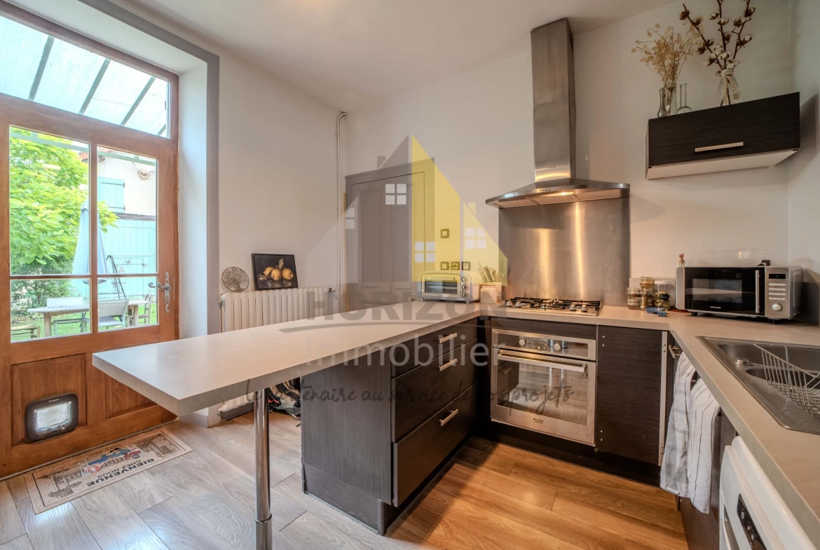 Magnifique maison de ville avec grand terrain à Bletterans, idéale pour famille ou projet d'aménagement 