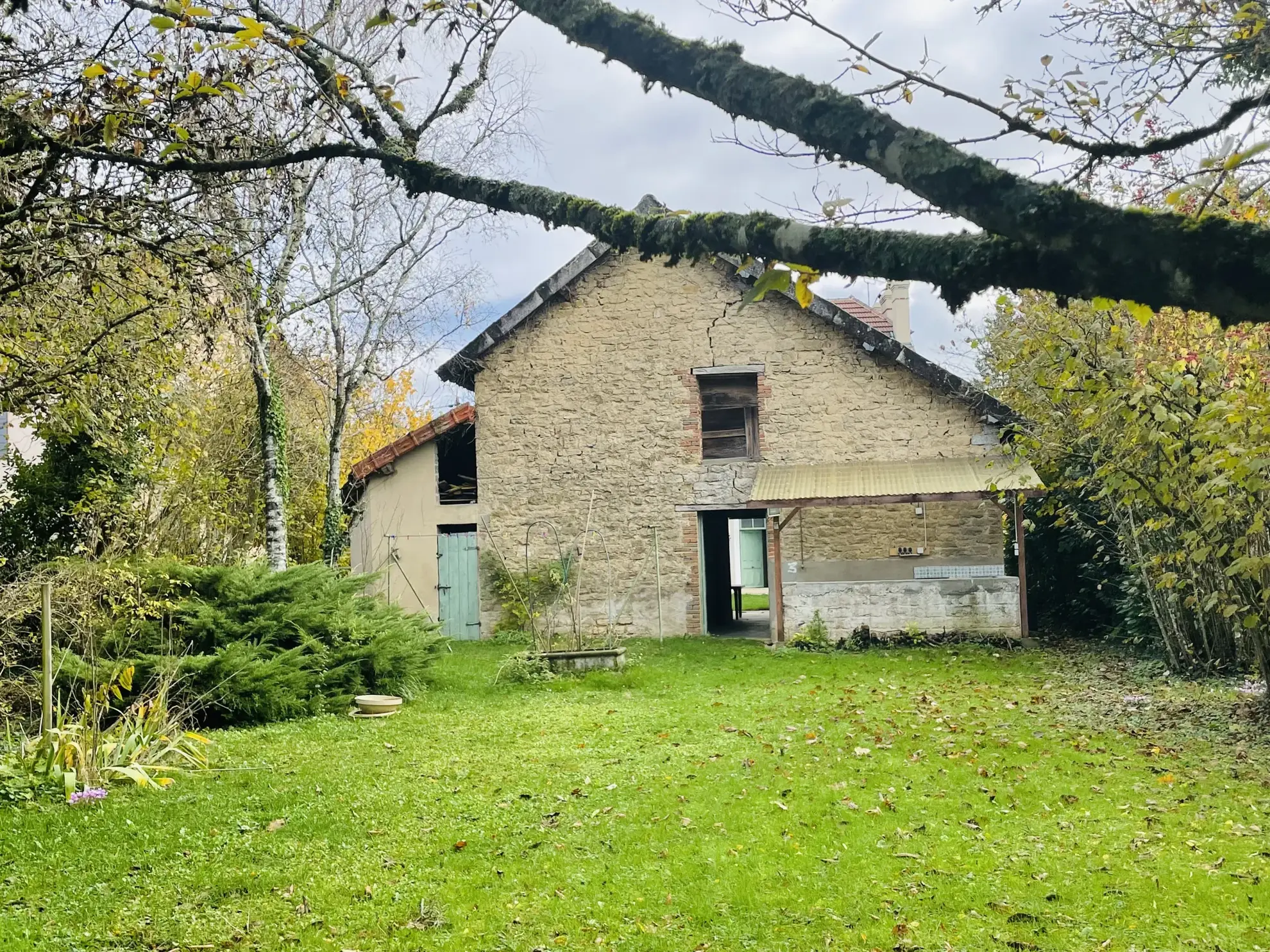 Magnifique maison de ville avec grand terrain à Bletterans, idéale pour famille ou projet d'aménagement 