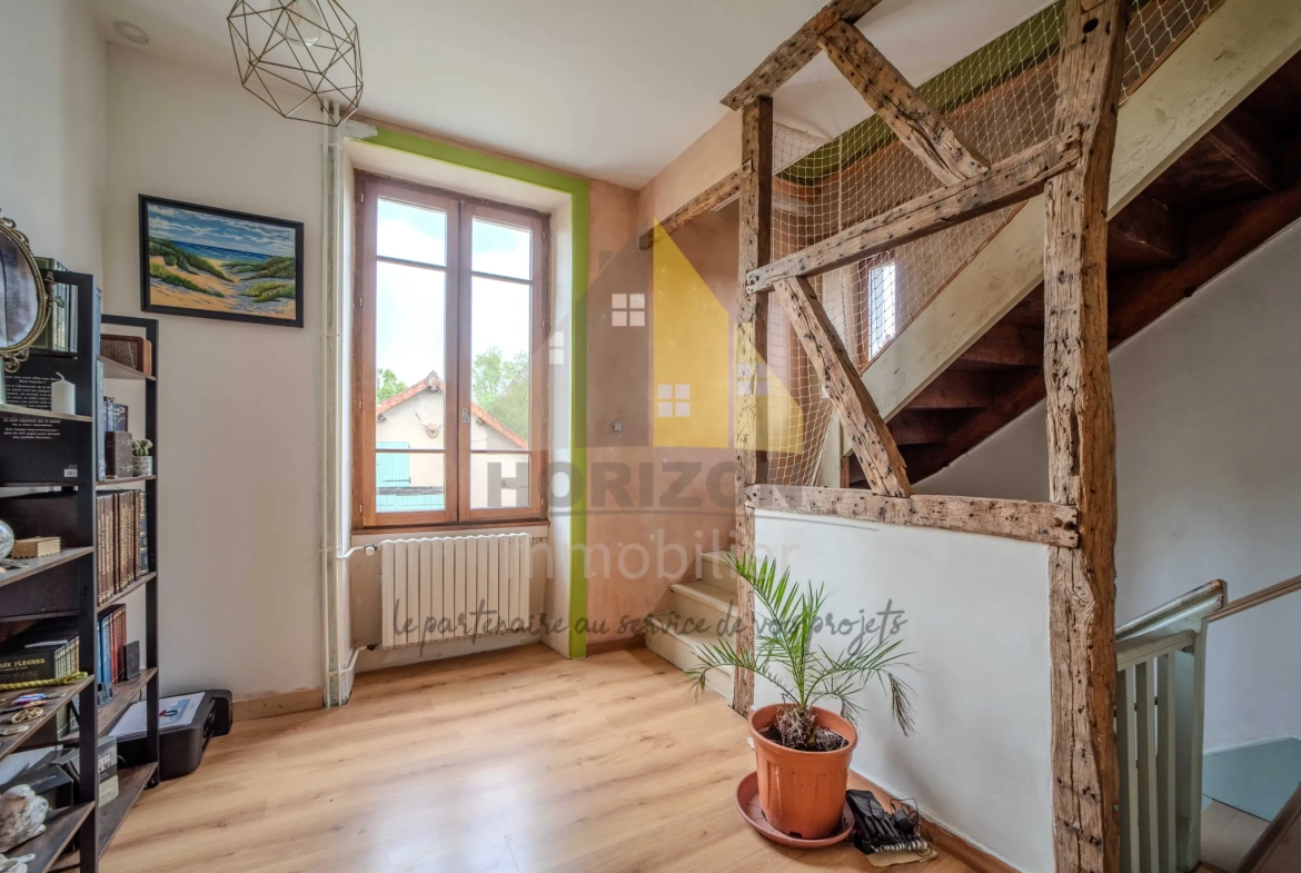 Magnifique maison de ville avec grand terrain à Bletterans, idéale pour famille ou projet d'aménagement 