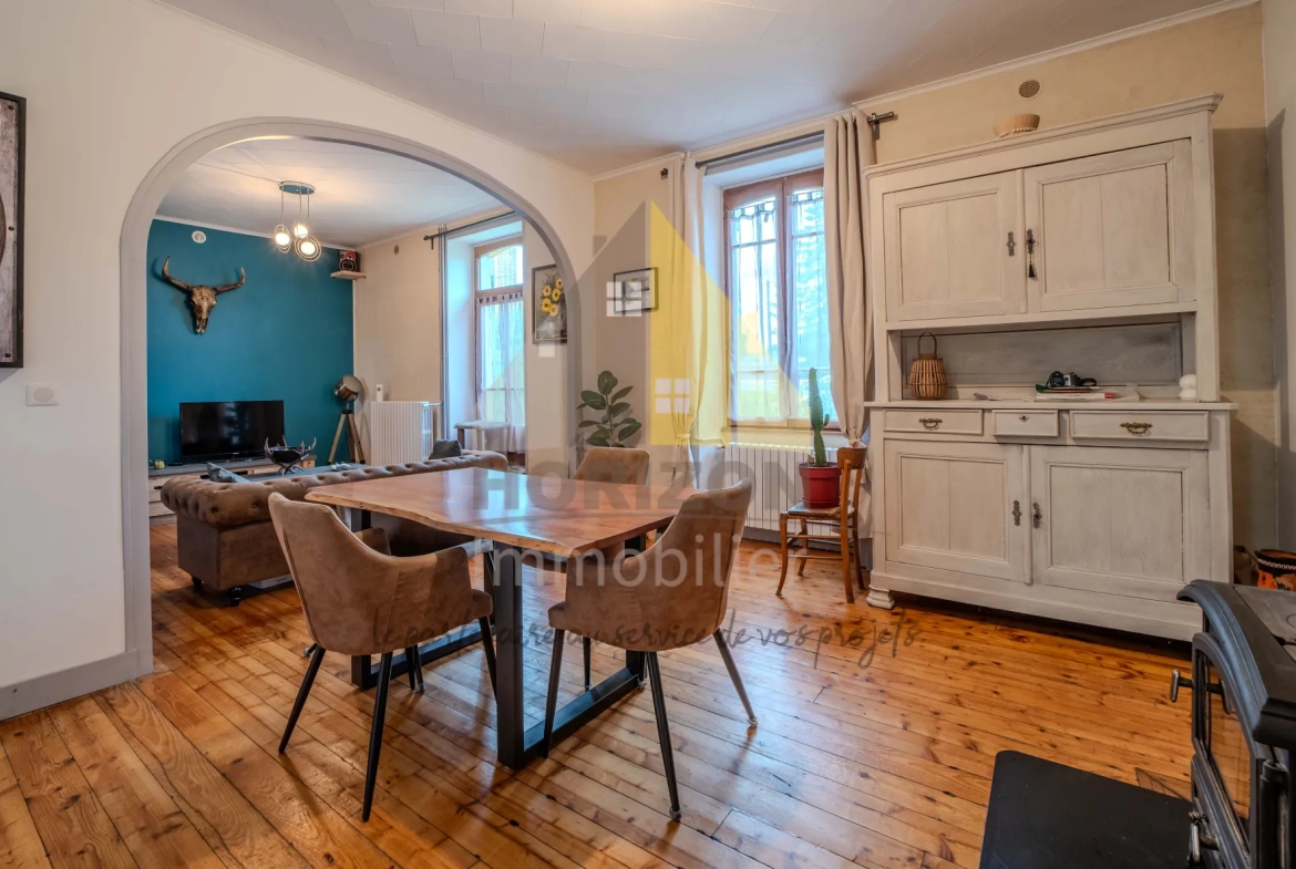 Magnifique maison de ville avec grand terrain à Bletterans, idéale pour famille ou projet d'aménagement 