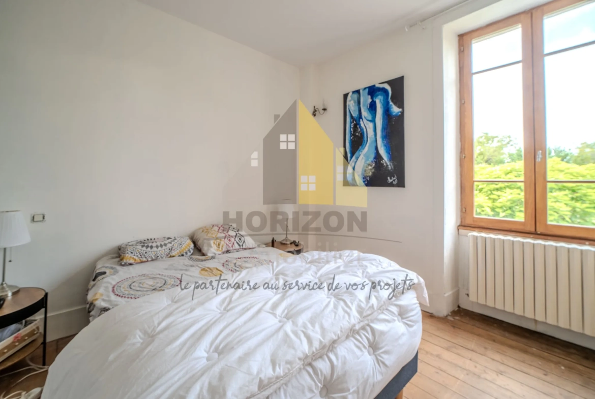 Magnifique maison de ville avec grand terrain à Bletterans, idéale pour famille ou projet d'aménagement 