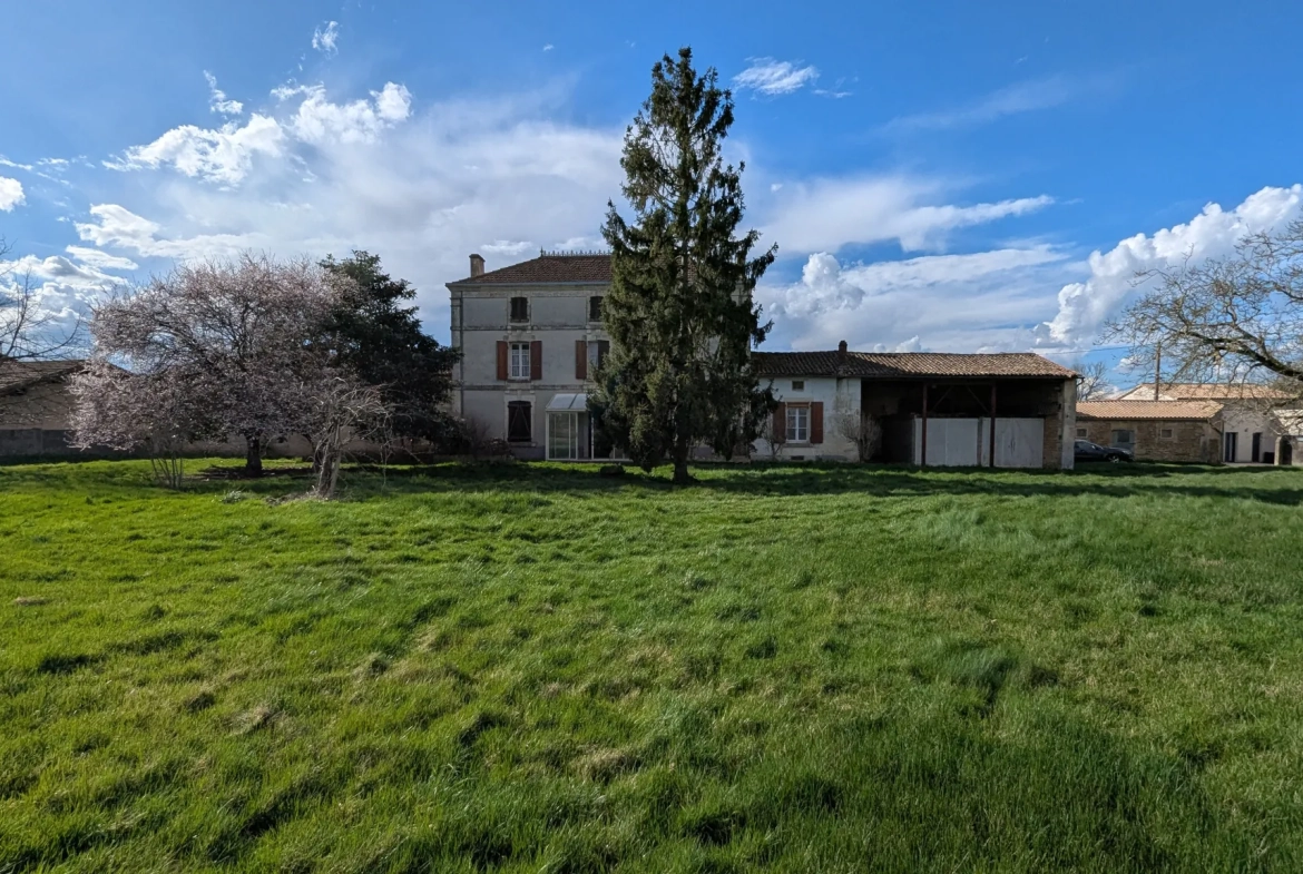 Maison de maître à rénover avec dépendances à Aigondigné, potentiel investissement 